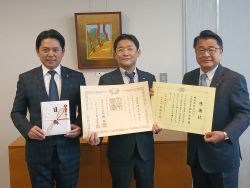 令和6年度の岐阜薬科大学キャンパス整備事業への寄附により紺綬褒章を受章した株式会社NHCに対する褒状伝達式及び同社からの令和7年度の同事業への寄附に対し、感謝状を贈呈