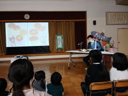 岐阜市立加納幼稚園を視察し、子どもたちに絵本の読み聞かせ