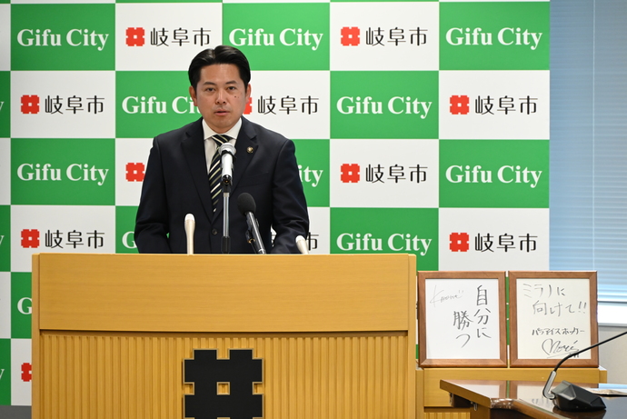 写真：令和7年10月28日　市長定例記者会見の様子