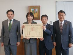 岐阜薬科大学での「社会薬局薬学 寄附講座」設置への寄附により紺綬褒章を受章したたんぽぽ薬局株式会社に対する褒状伝達式