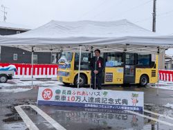 長森ふれあいバス乗車10万人達席記念式典に出席し、あいさつ（バロー北一色店）