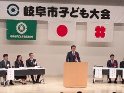第67回岐阜市子ども大会に出席し、あいさつ（みんなの森 ぎふメディアコスモス）