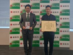 株式会社誠進堂代表取締役 松村洋平氏からの通学路安全 対策事業への寄附に対し、感謝状を贈呈