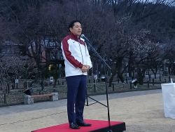 梅林公園ライトアップ点灯式に出席し、あいさつ