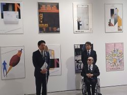 MY BACK PAGES田邊雅一ポスター展オープニング セレモニーに出席し、あいさつ。その後、鑑賞