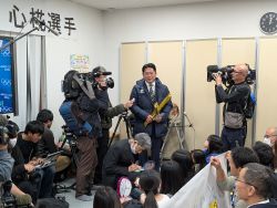 第25回オリンピック冬季競技大会（2026／ミラノ・コルティナ）女子スノーボード・スロープスタイル決勝に進出した岐阜市出身の村瀬心椛選手を応援するパブリックビューイングに出席し、同選手を応援。その後、あいさつ。（スポーツ交流センター）