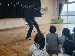 岐阜市立西郷保育所「みんなのお父さんによる絵本読み 聞かせ会（保育所リノベーションお披露目会）」に出席し、 子どもたちに絵本の読み聞かせ