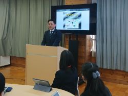 岐阜市立長良中学校「学びのコンパス発表会」に出席し、 あいさつ