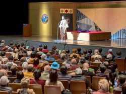 第23回全日本学生落語選手権「策伝大賞」決勝大会にて、あいさつ及び岐阜市長賞贈呈（ぎふしんフォーラム）