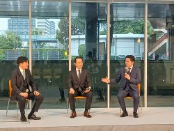 「第35回ア・ミューズ岐阜」オープニングセレモニーに 出席。その後、岐阜県知事 江崎禎英氏とファッションに 関するトークセッション