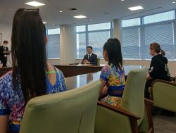 チアリーダークラブ「CHEER＋」に所属する市内小学生が 全日本チアリーディング＆ダンス選手権大会 『USA Nationals 2026』及び選抜クラブチーム大会 『USA The PEAK 2026』への出場を報告