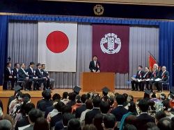 令和7年度岐阜薬科大学学位授与式に出席し、告辞（同大学三田洞キャンパス）