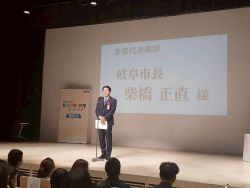 第6回わたしのKODOMO新聞コンクール表彰式に出席し、あいさつ及び表彰状を贈呈（みんなの森 ぎふメディアコスモス）