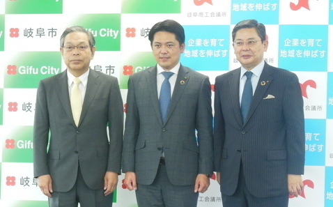 3者リーダー豊田会長、柴橋市長、村瀬会頭の写真