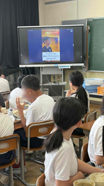 梅林小学校にて給食時間に朝食啓発動画を見る様子