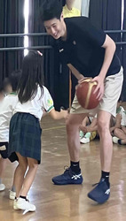 はなぞの幼稚園にて岐阜スゥープス選手とのバスケットボール体験の様子
