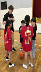 則武小学校にて岐阜スゥープス選手とのバスケットボールふれあい体験の様子