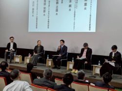 柳ケ瀬エリアプラットフォーム設立記念シンポジウムに出席し、パネルディスカッション（ロイヤル劇場ビル）