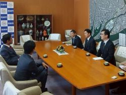 尼崎市長 松本眞氏と面談。その後、経済環境局経済部 産業政策課課長 西岡努氏ほかと意見交換（兵庫県尼崎市）