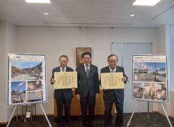 公益財団法人ぎふしん記念財団理事長 住田裕綱氏からの枝垂れ梅及び枝垂れ桜の寄附に対し、感謝状を贈呈