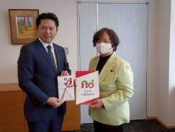 公益財団法人岐阜県防犯協会理事長 井上いほり氏から 市内小学校に入学する新1年生への「こども110番のいえ」 看板を題材にした下敷きの寄附目録を受領し、あいさつ