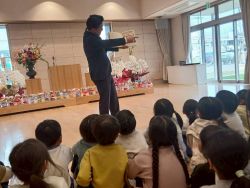 社会福祉法人恵隆会やないづこども園を視察し、子ども たちに絵本の読み聞かせ