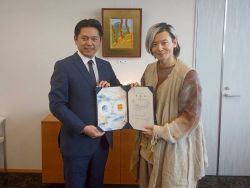 慶應義塾大学教授 宮田裕章氏の「岐阜市未来共創プロデューサー」就任に伴う委嘱式にてあいさつ及び委嘱状を授与