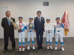 木津ブライト所属の市内小学生がオールジャパンベース ボールリーグ小等部2025全国新人大会での優勝を報告
