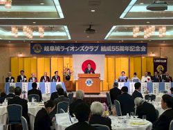岐阜城ライオンズクラブ結成55周年記念会に出席し、あいさつ（グランドホテル）
