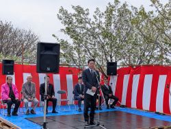 第22回髙桑桜まつりに出席し、あいさつ（小熊髙桑大橋北詰）