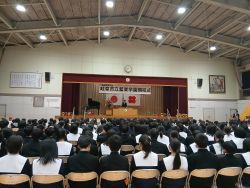 義務教育学校「藍東学園」開校式に出席し、あいさつ及び校旗授与