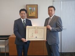 元気なぎふ応援寄附金への寄附により紺綬褒章を受章した鬼頭和也氏に対する褒状伝達式及び同寄附に対し、感謝状を贈呈