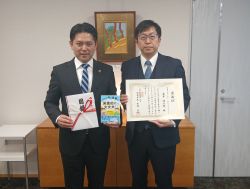 医療法人MIRAI 理事長 面家健太郎氏からの本100冊 の寄附に対し、感謝状を贈呈