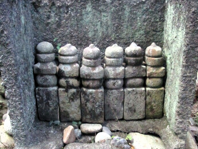 中島家一石五輪塔群の写真