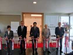 加藤栄三・東一記念美術館企画展「開館35周年有由有縁 土屋禮一 大石芳野 久野和洋 三人展」開場式に出席し、あいさつ及びテープカット