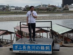 令和8年度鵜飼観覧船船員研修に出席し、あいさつ（鵜飼観覧船乗り場）