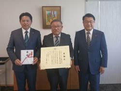 一丸ファルコス株式会社代表取締役社長 安藤芳彦氏からの岐阜薬科大学キャンパス整備事業への寄附に対し、感謝状を贈呈