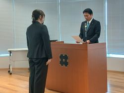 若手職員を対象とした令和8年度岐阜市の未来を共に考えるワーキンググループ任命式及びキックオフ会議にて、任命書の交付及びあいさつ