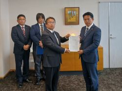 岐阜市職員労働組合連合会執行委員長 中山順二氏 から「市労連2026春闘要求書」を受領
