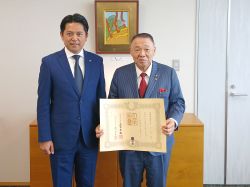 岐阜薬科大学キャンパス整備事業への寄附により紺綬褒章を受章した河上宗勝氏に対する褒章伝達式