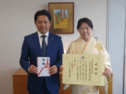 角田紙業株式会社代表取締役 角田実内愛氏からの岐阜駅北中央東・中央西地区第一種市街地再開発事業への寄附に対し、感謝状を贈呈