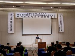 合同総会 岐阜県木曽三川改修工事促進期成同盟会、長良川流域市町連絡協議会に出席し、 あいさつ及び議事進行
