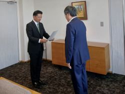 岐阜市議会議員 大野一生氏及び浅野雅樹氏に監査委員の就任辞令を交付