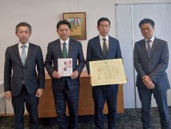 安田電機暖房株式会社代表取締役社長 竹内貴久氏から子どもの支援にかかる事業への寄附に対し、感謝状を贈呈
