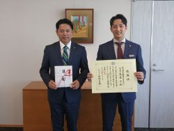 株式会社不動産SHOPナカジツ代表取締役会長 鳥居守氏からの義務教育学校整備事業(藍東学園)への寄附に対し、感謝状を贈呈