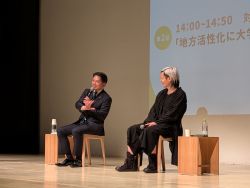 岐阜市立女子短期大学創立80周年記念講演にて、あいさつ(みんなの森 ぎふメディアコスモス)