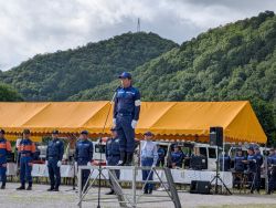 第57回岐阜市水防連合演習に出席し、訓示(岐阜市長良雄総地先 長良川右岸)