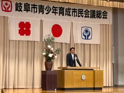 令和8年度岐阜市青少年育成市民会議総会に出席し、あいさつ(中央中学校)