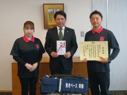 株式会社ベース取締役会長 深山恭行氏からのマルチオキシゲンバッグの寄附に対して感謝状を贈呈