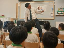 学校法人春日学園OHANAのりたけこども園の新園舎を視察し、子どもたちに絵本の読み聞かせ